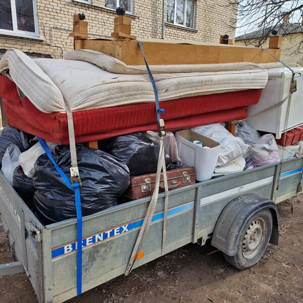 Dzīvokļu atbrīvošana no vecām mēbelēm un citām mantām