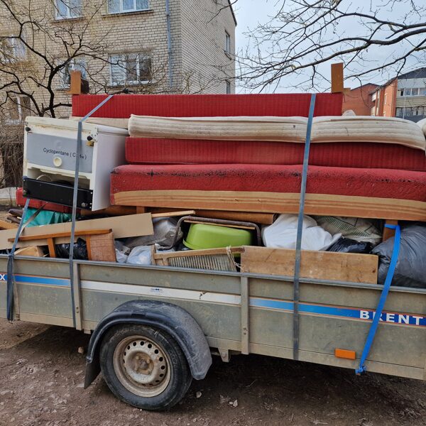 Dzīvokļu atbrīvošana no vecām mēbelēm un citām mantām