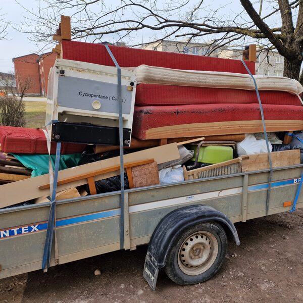 Dzīvokļu atbrīvošana no vecām mēbelēm un citām mantām