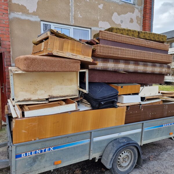 Dzīvokļu atbrīvošana no vecām mēbelēm un citām mantām