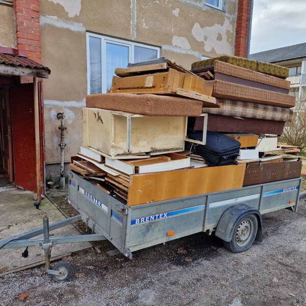 Dzīvokļu atbrīvošana no vecām mēbelēm un citām mantām