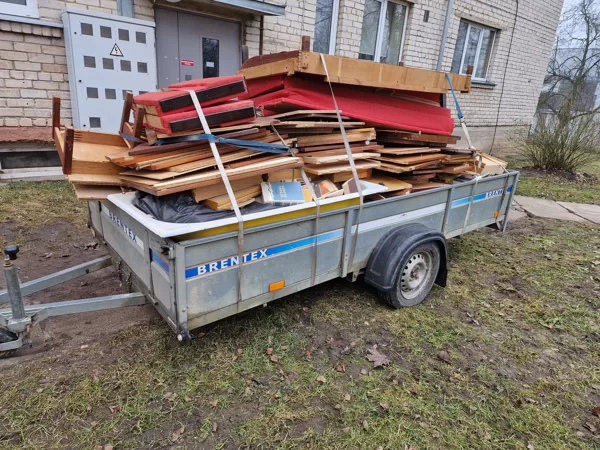 Dzīvokļu atbrīvošana no vecām mēbelēm un citām mantām