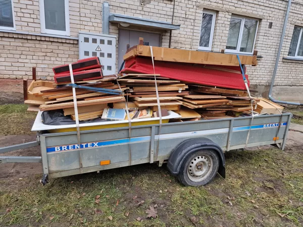 Dzīvokļu atbrīvošana no vecām mēbelēm un citām mantām