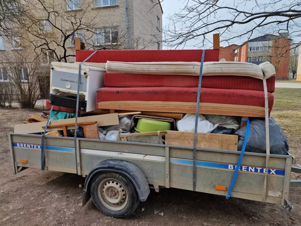 Dzīvokļu atbrīvošana no vecām mēbelēm un citām mantām